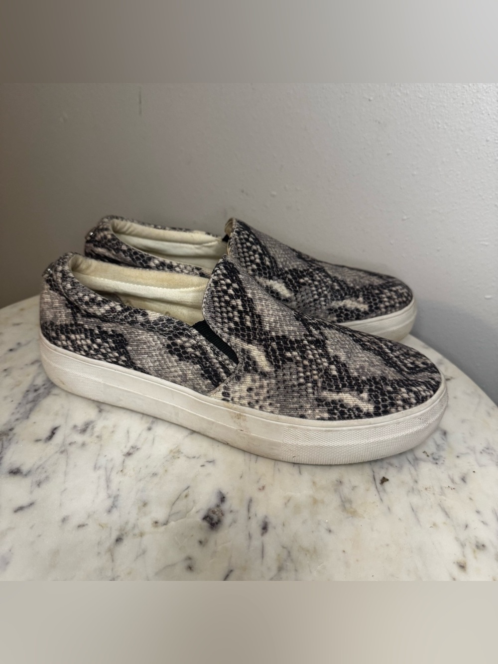 Steve Madden Gills Sneakers Size 9 M
Fabric Upper snakeskin shoes